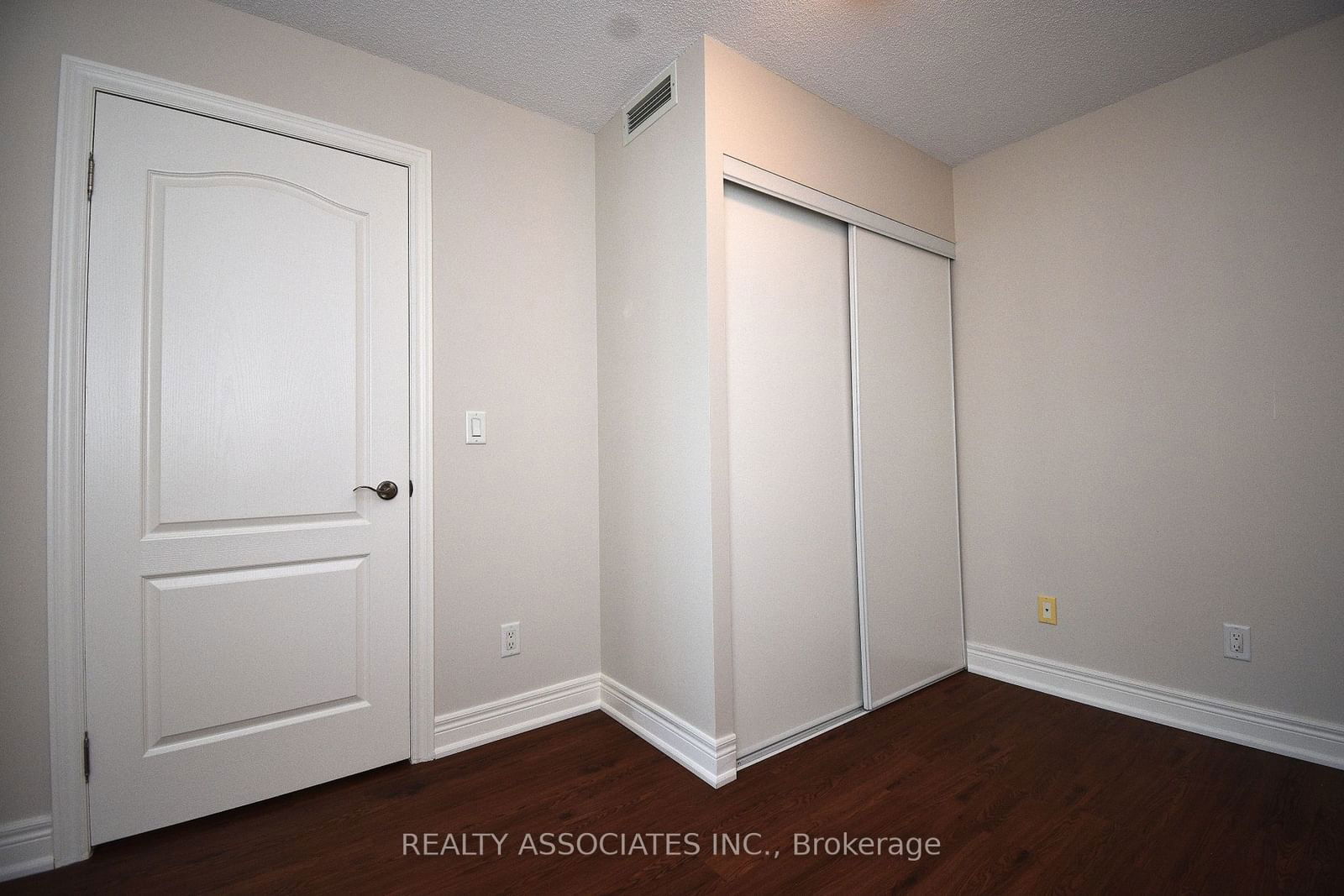 48 Suncrest Blvd, unit 811 for sale - image #3