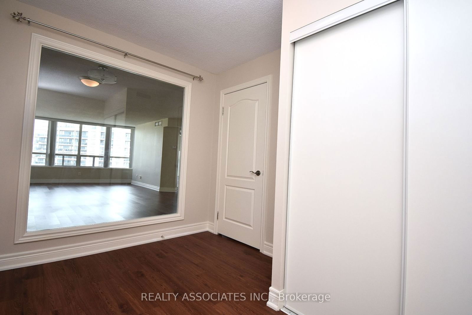 48 Suncrest Blvd, unit 811 for sale - image #7