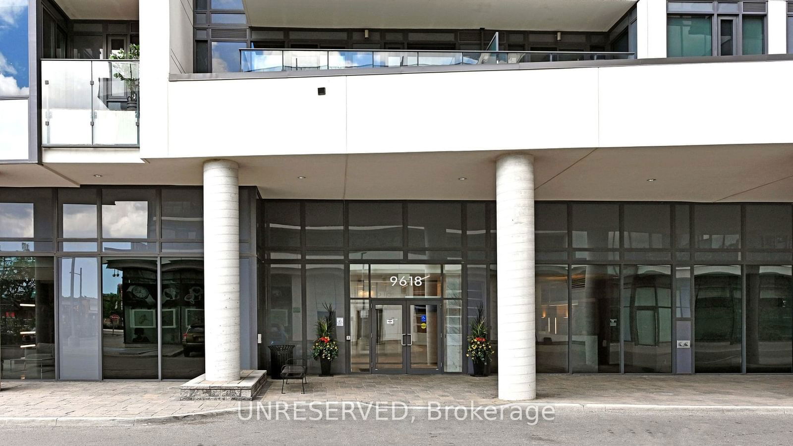 9618 Yonge St, unit 205 for sale - image #2