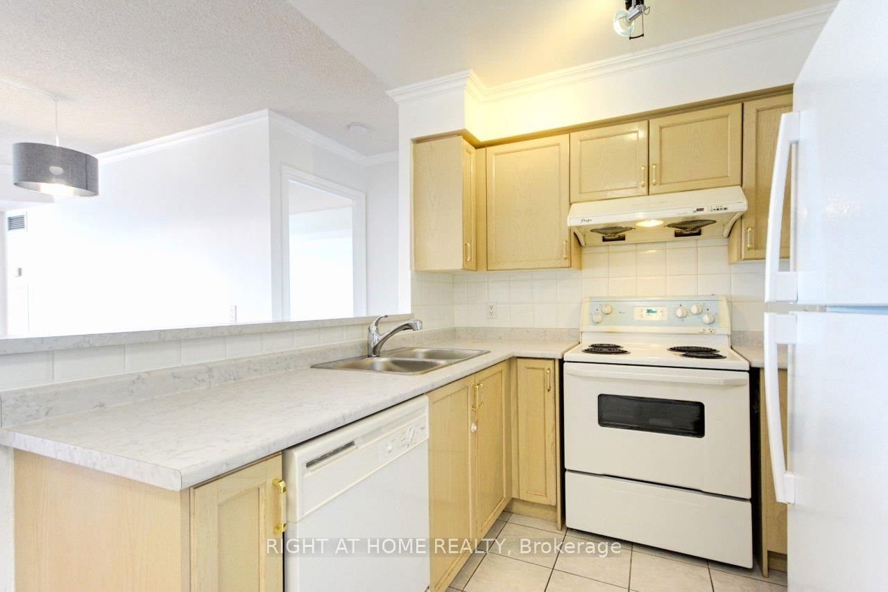 9015 Leslie St, unit 615 for rent - image #3