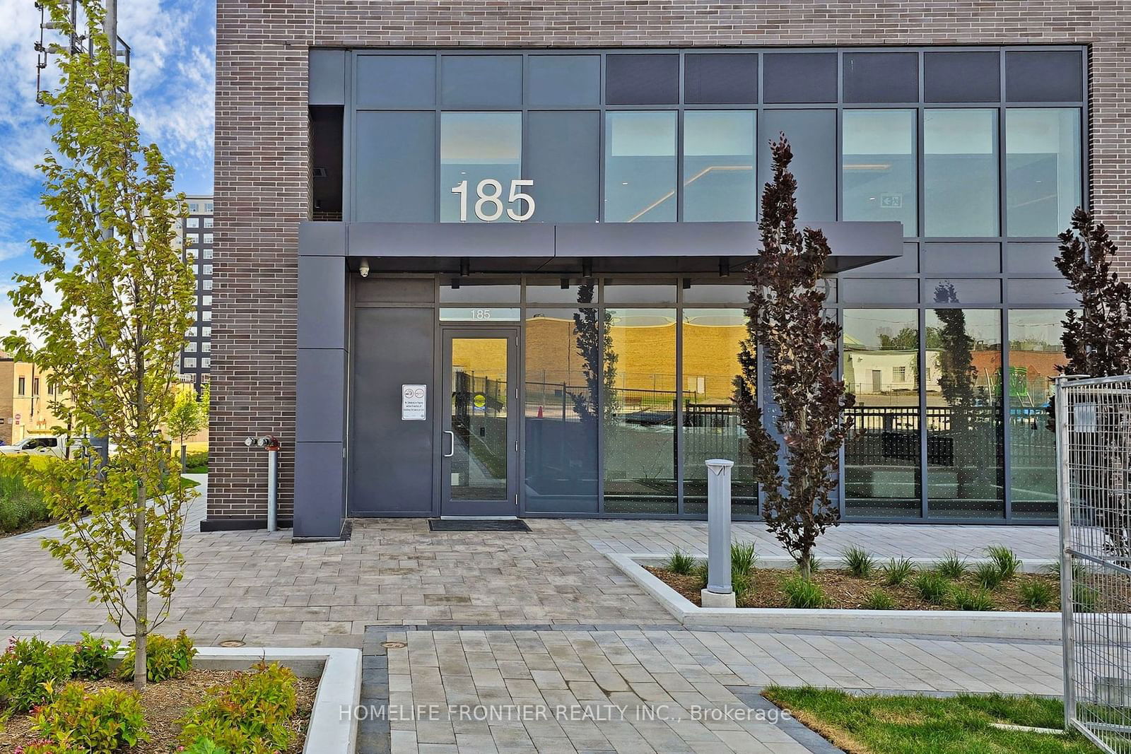 185 Deerfield Rd, unit 220 for sale - image #2