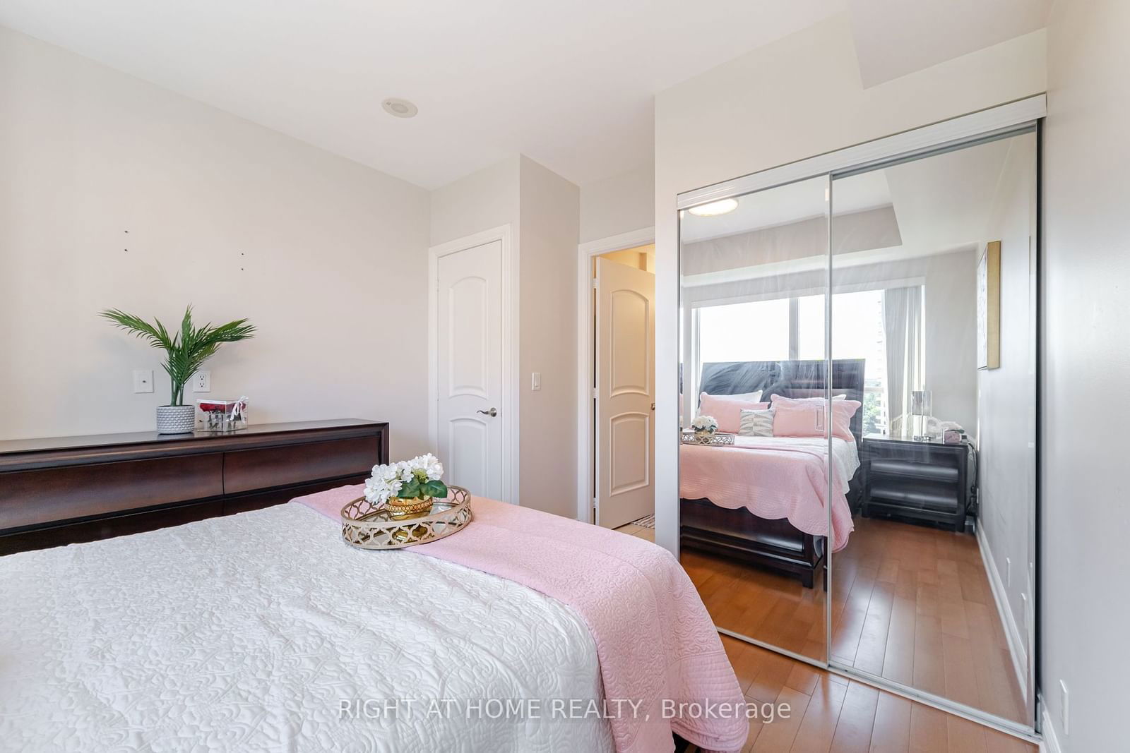 9225 Jane St, unit 909 for sale