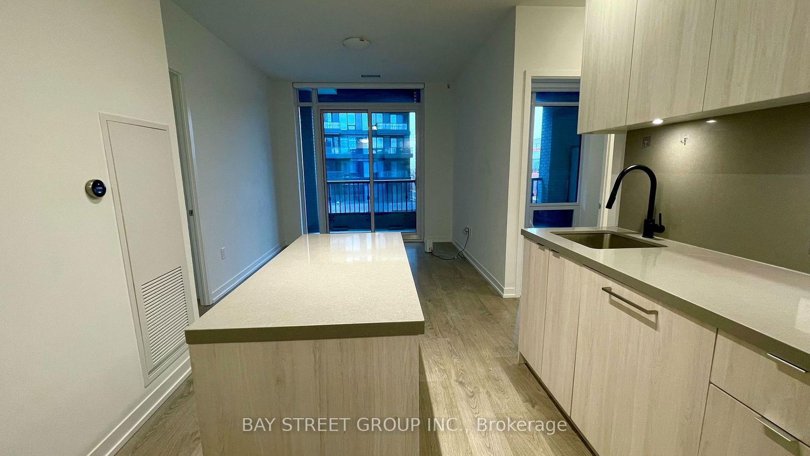 8868 Yonge St, unit 805E for rent