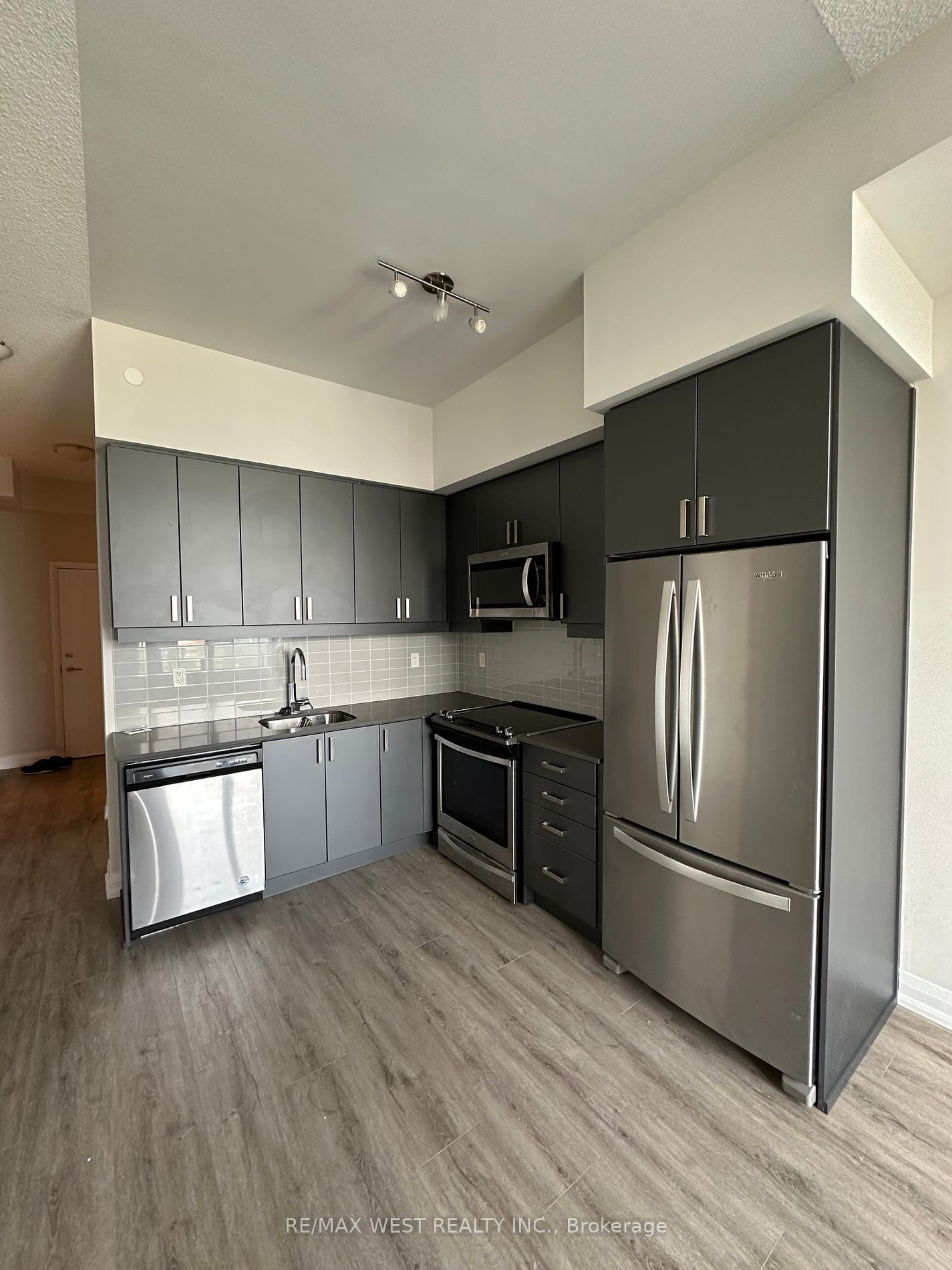 7895 Jane St, unit 902 for rent - image #2