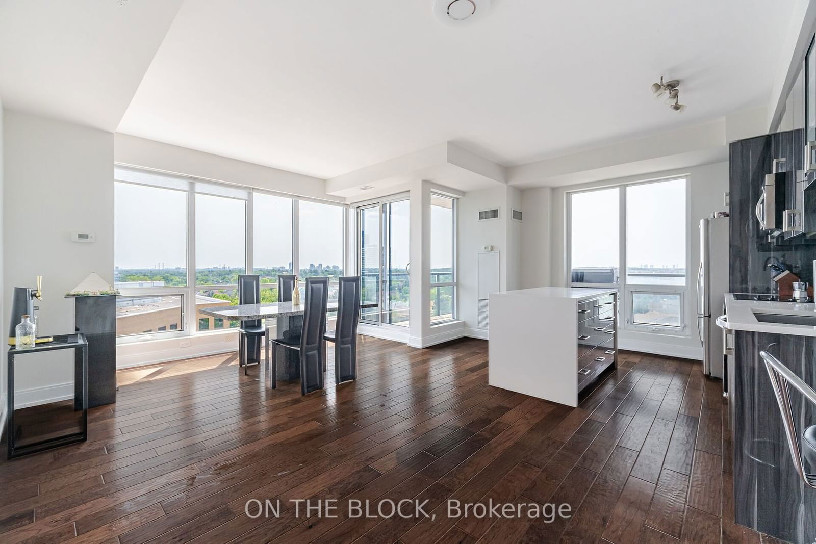 9088 Yonge St, unit 910A for sale