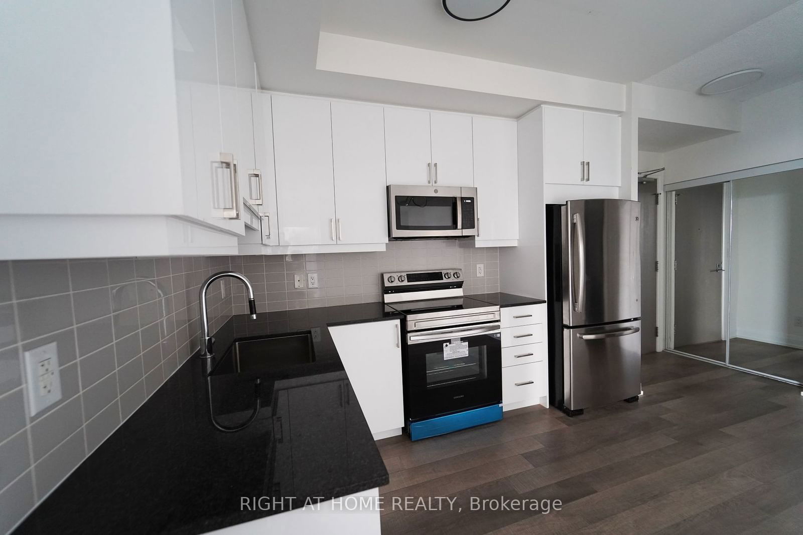 7167 Yonge St, unit 1512 for sale - image #5