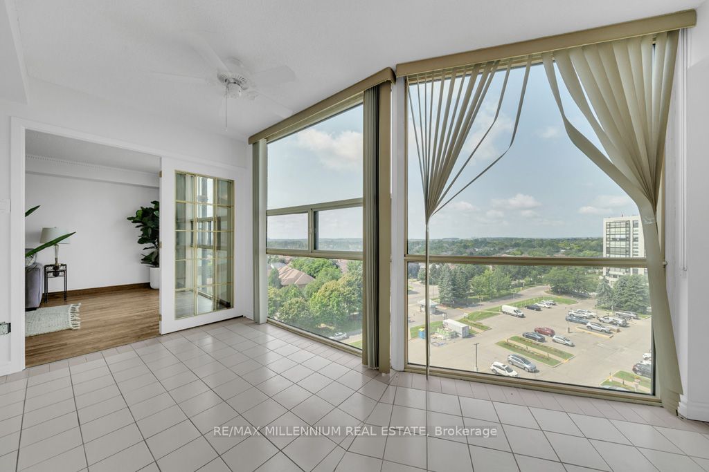 30 Harding Blvd W, unit 1008 for sale