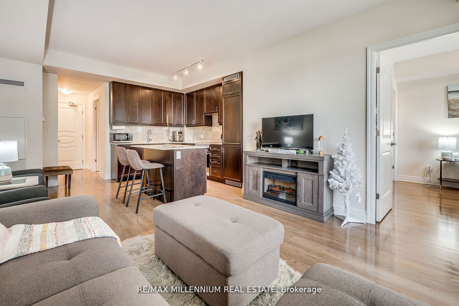 9075 Jane St, unit 421 for sale - image #2