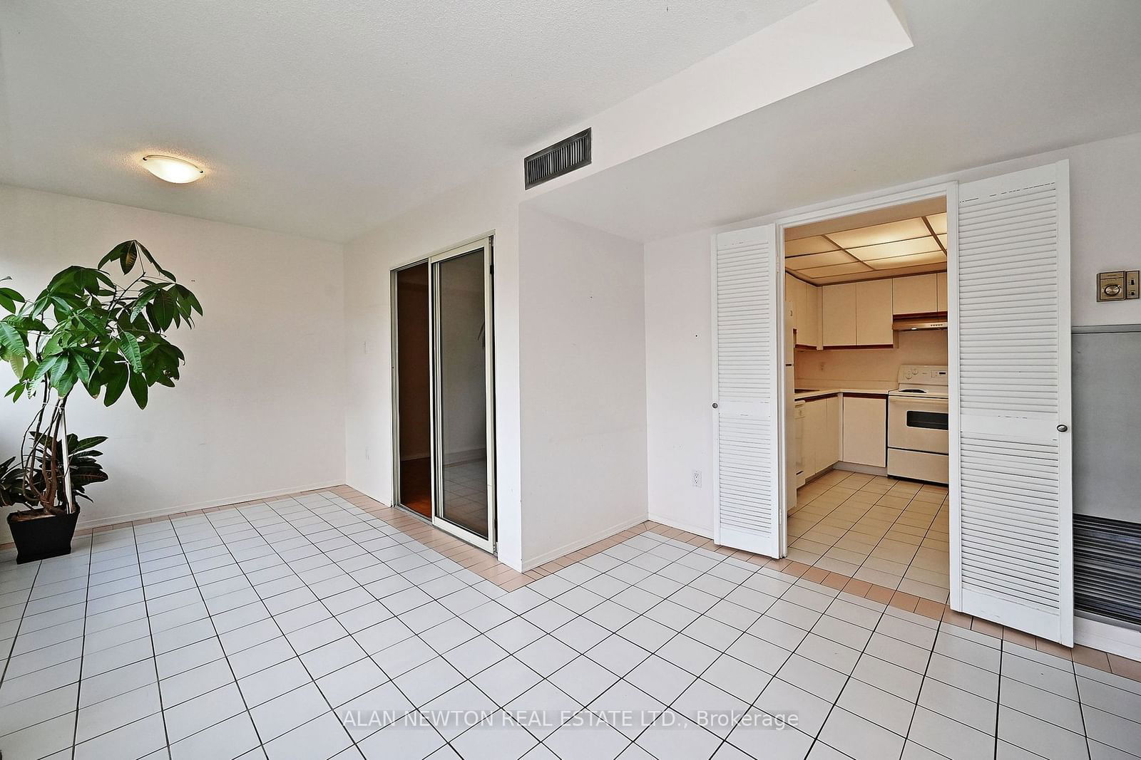 30 Harding Blvd W, unit 315 for sale