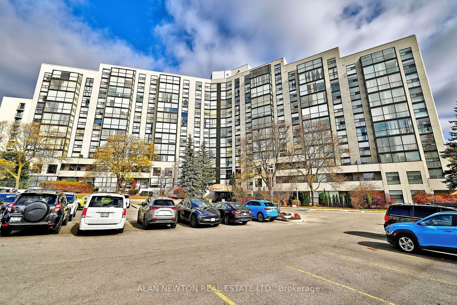 30 Harding Blvd W, unit 315 for sale