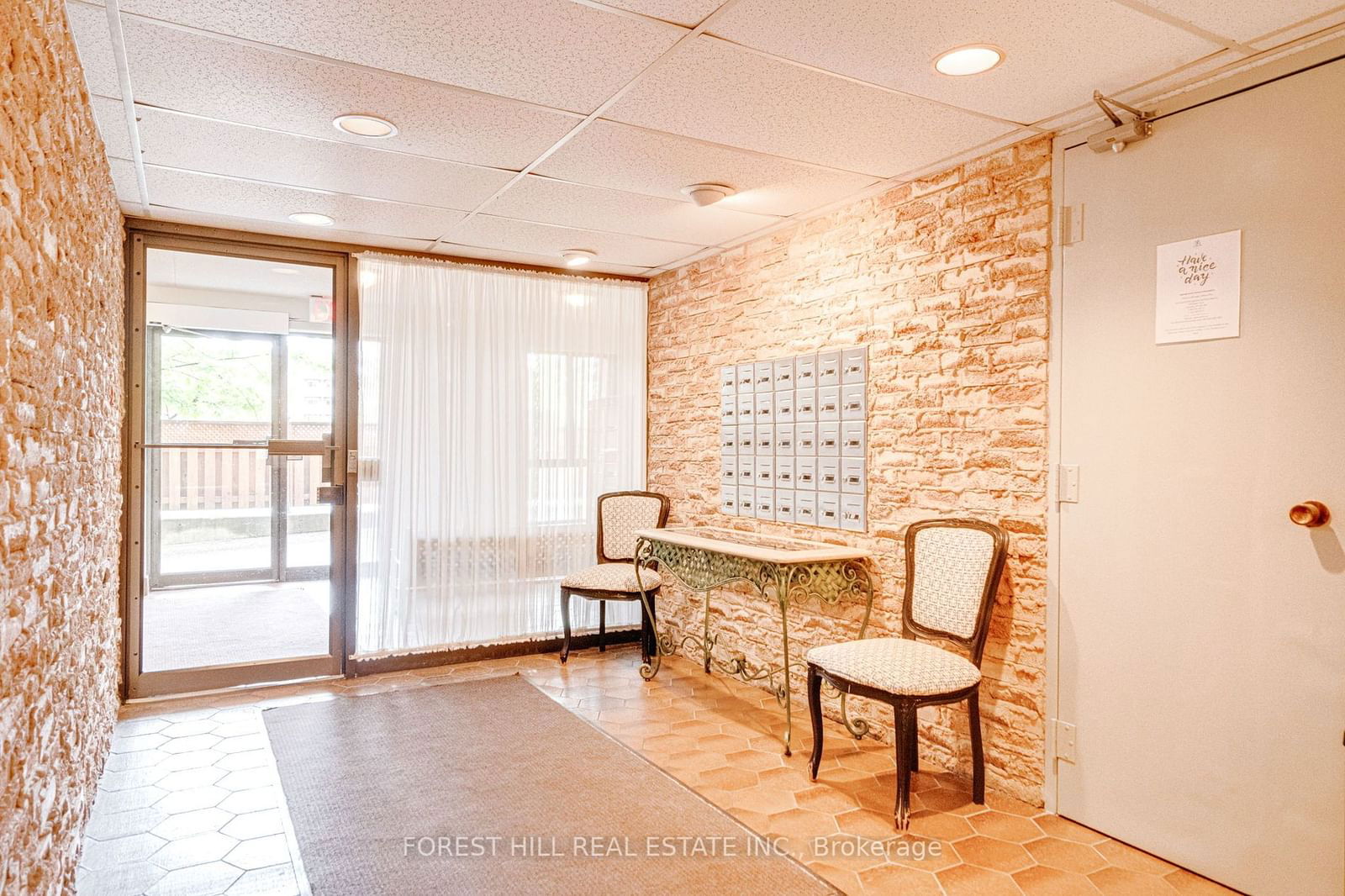 15390 Yonge St, unit 401 for sale - image #3