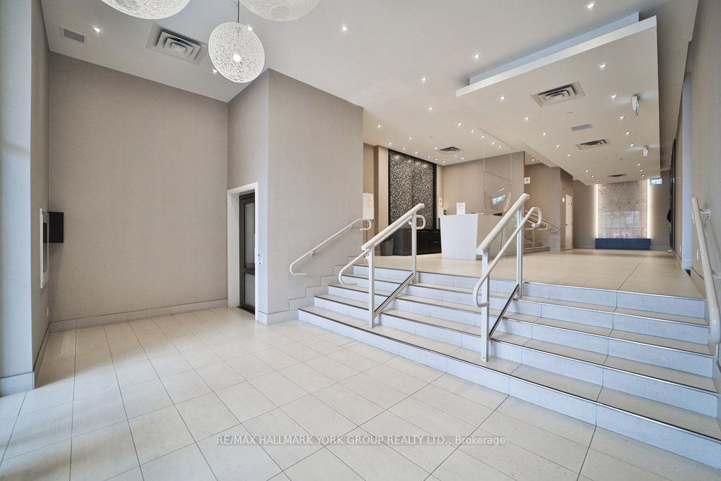 15277 Yonge St, unit 303 for sale