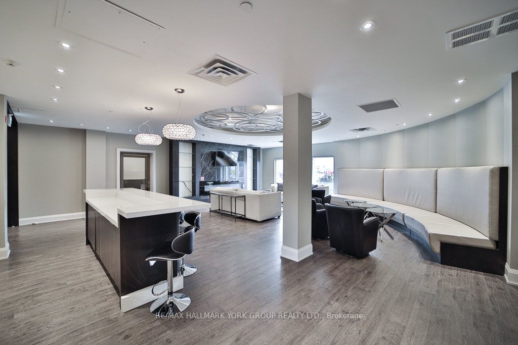 15277 Yonge St, unit 303 for sale