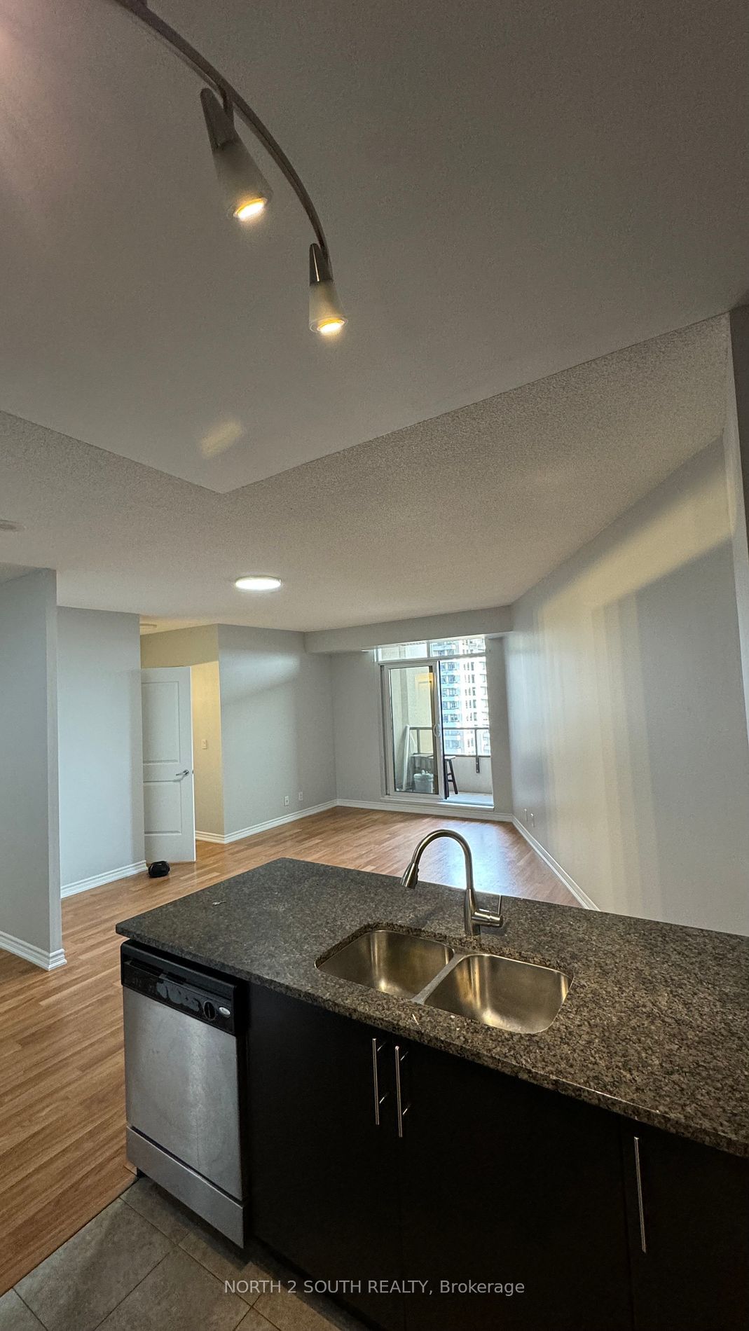 9235 Jane St, unit 910 for rent - image #3