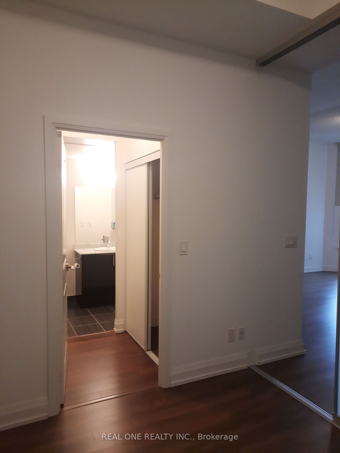 7161 Yonge St, unit 321 for rent - image #3