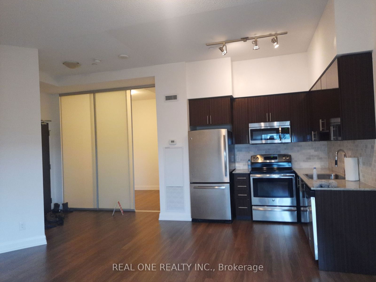 7161 Yonge St, unit 321 for rent - image #4