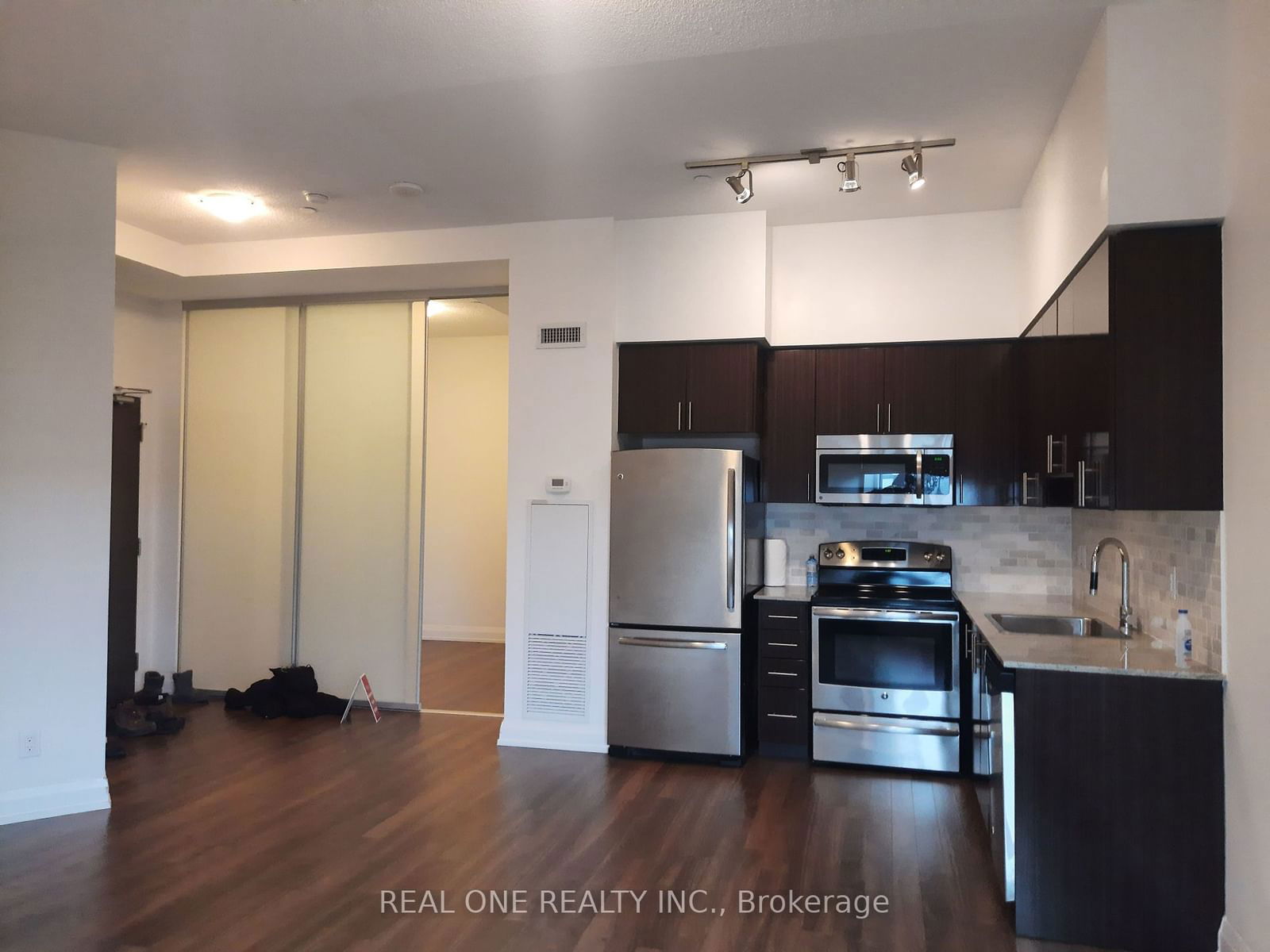 7161 Yonge St, unit 321 for rent