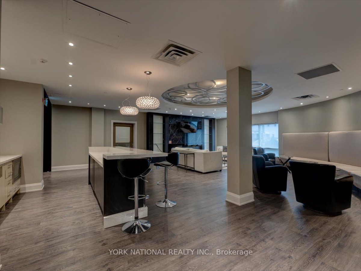 15277 Yonge St, unit 406 for sale