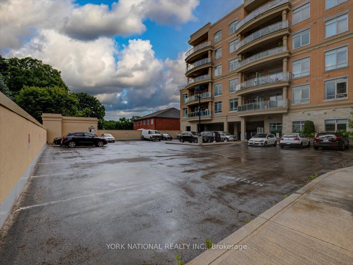 15277 Yonge St, unit 406 for sale