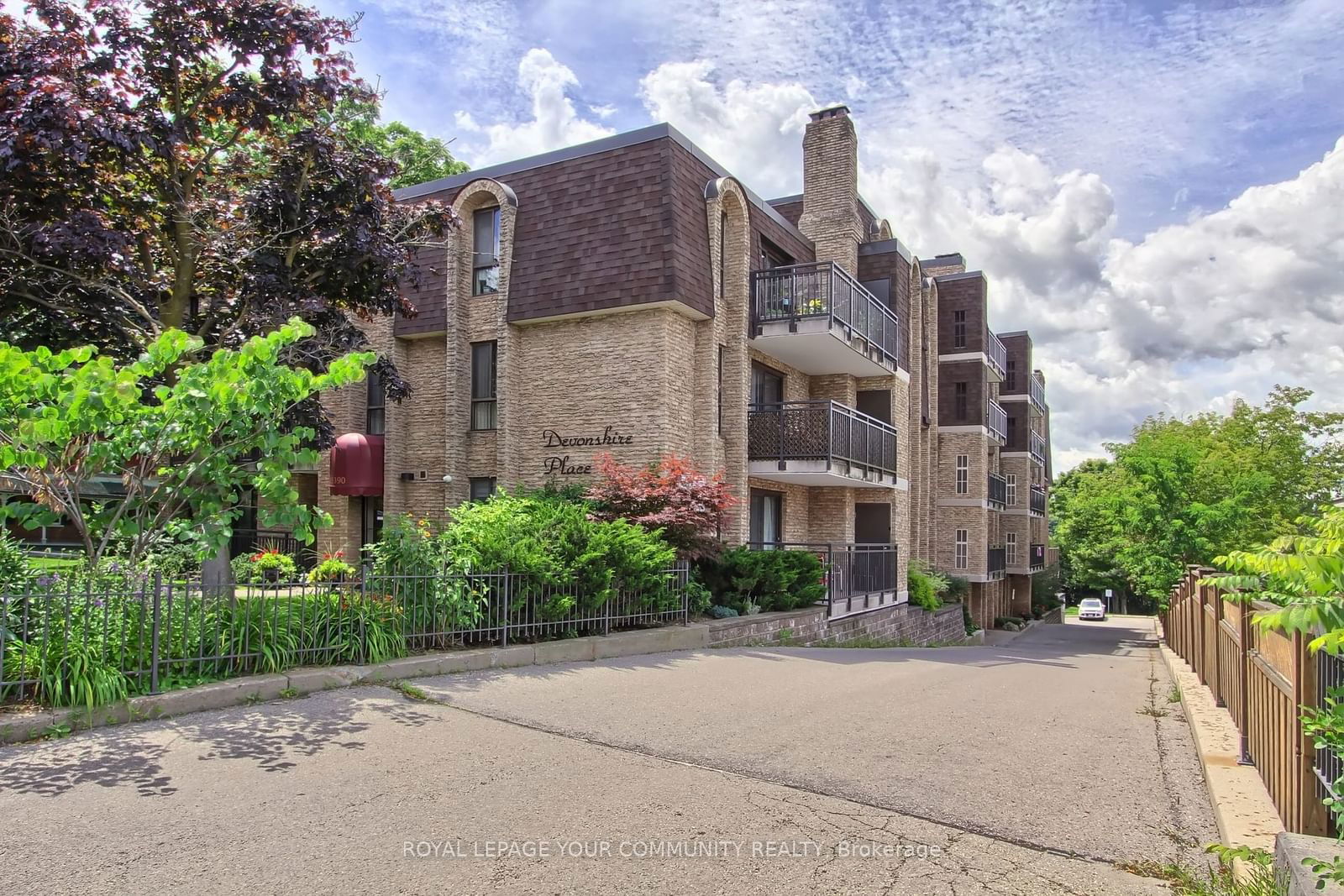 Devonshire Place Condos, Aurora, Toronto