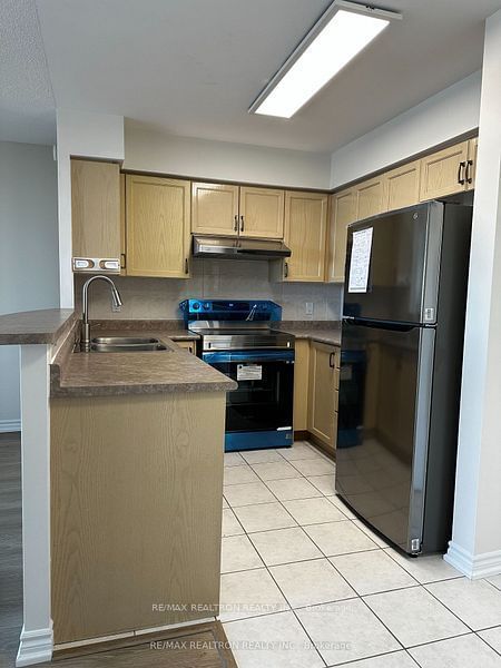 9015 Leslie St, unit 1218 for rent