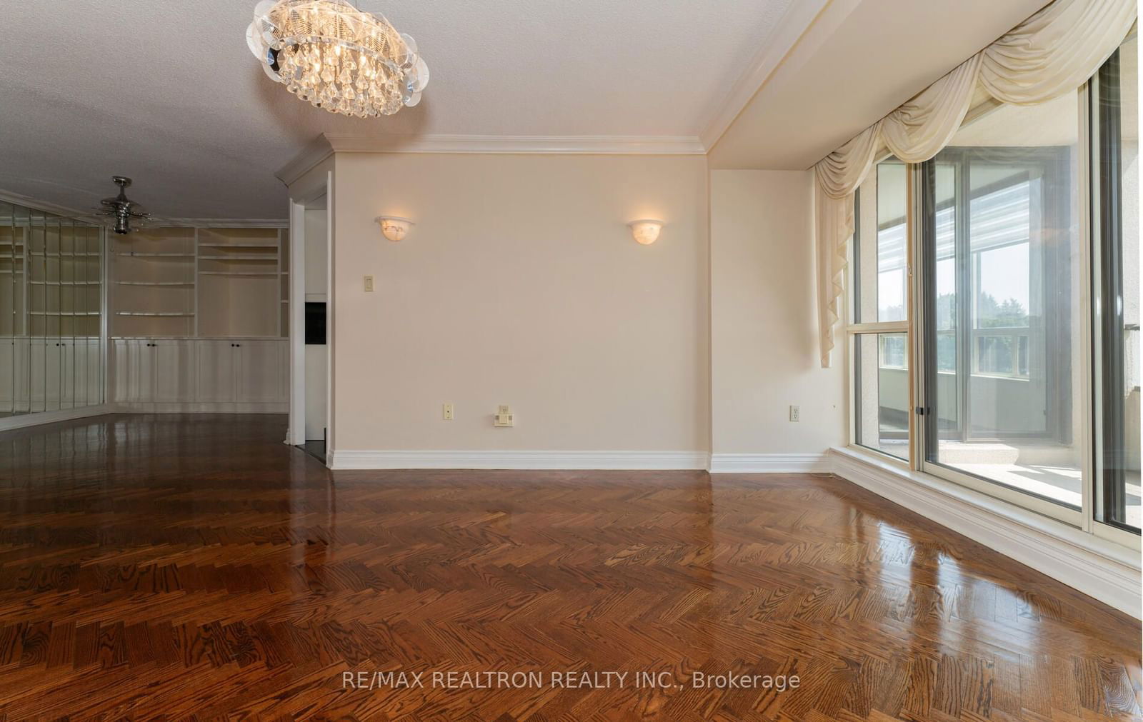 343 Clark Ave W, unit 502 for sale