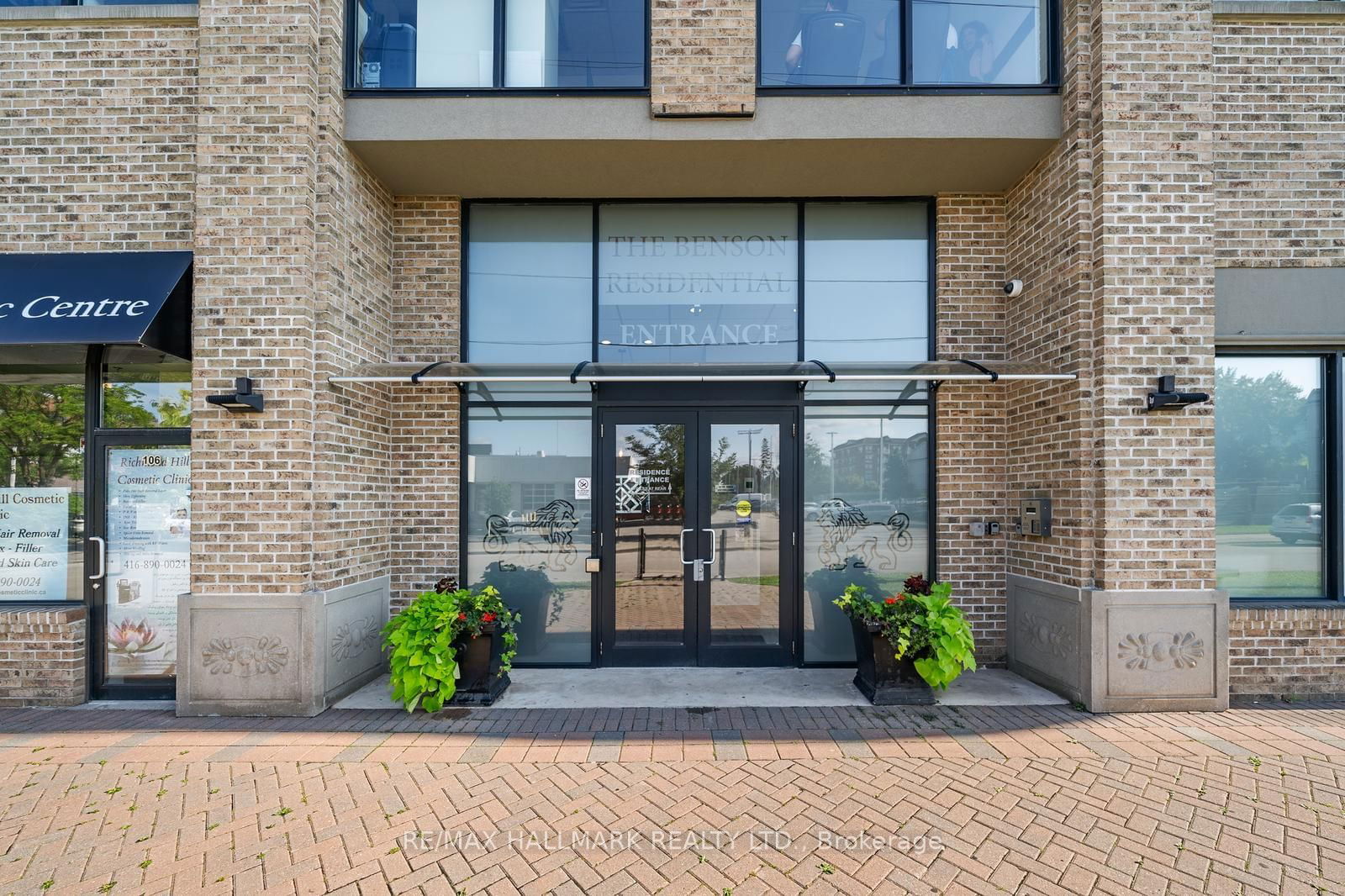 10376 Yonge St, unit 403 for sale