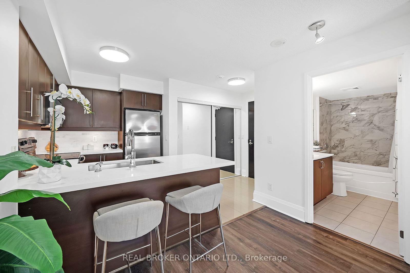 30 North Park Rd, unit 421 for sale - image #10