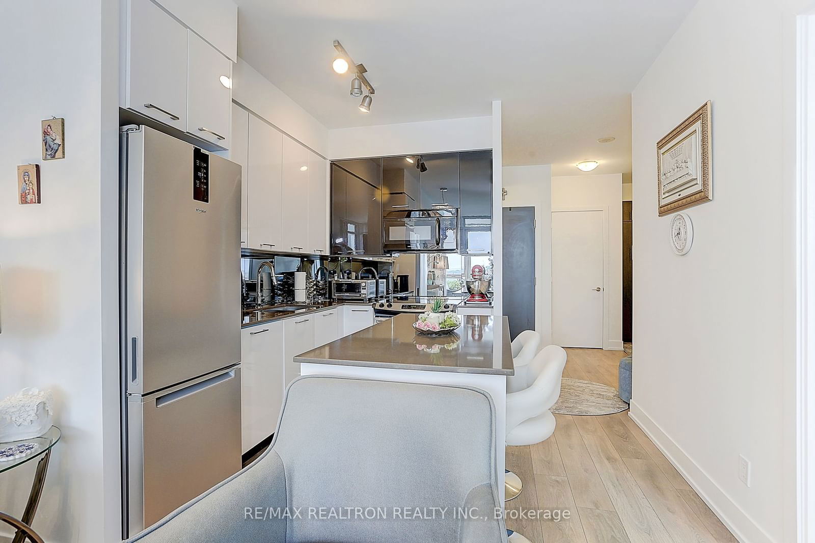 9471 Yonge St, unit 1005 for sale