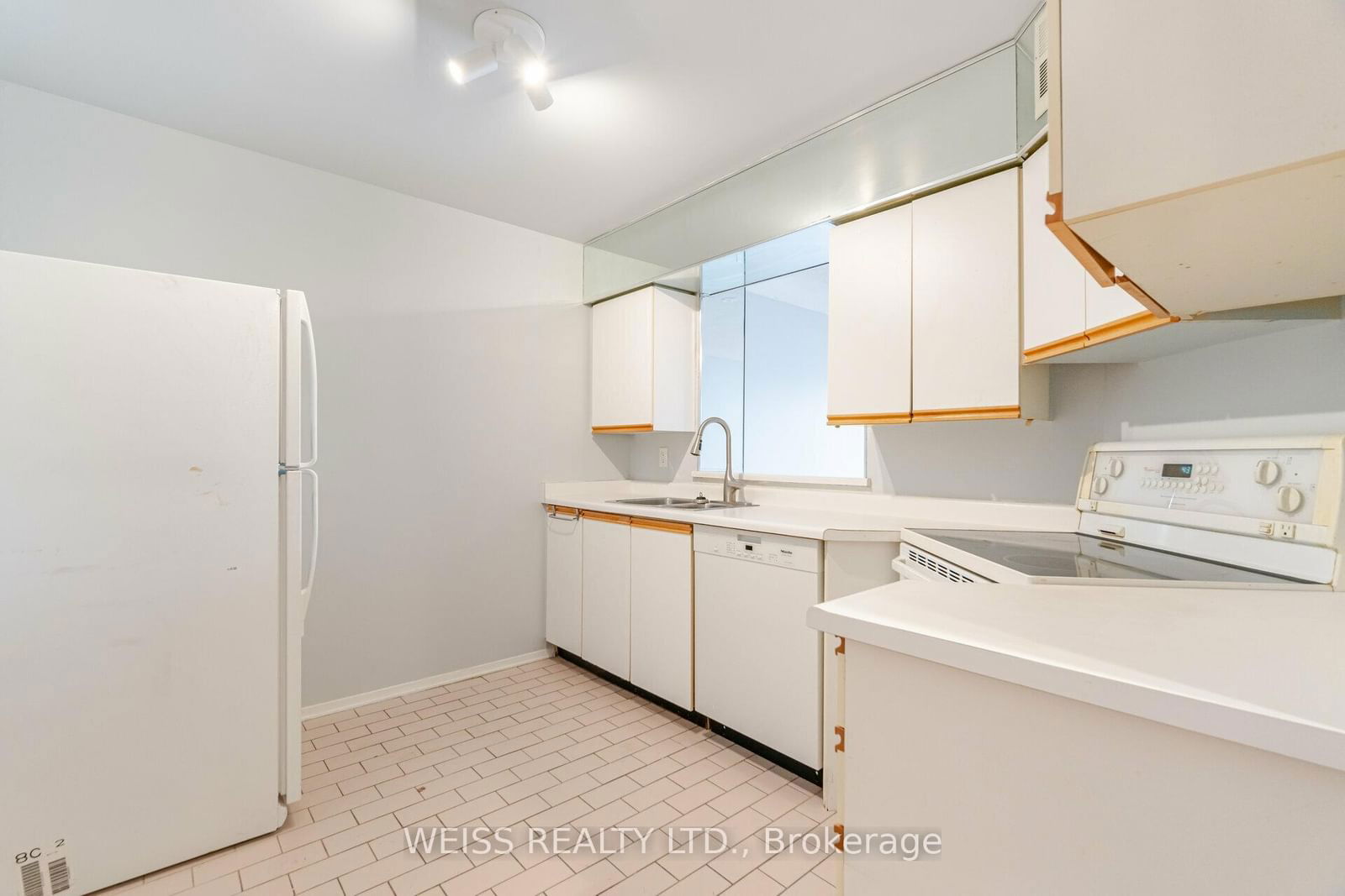 326 Major Mackenzie Dr E, unit 613 for sale - image #7