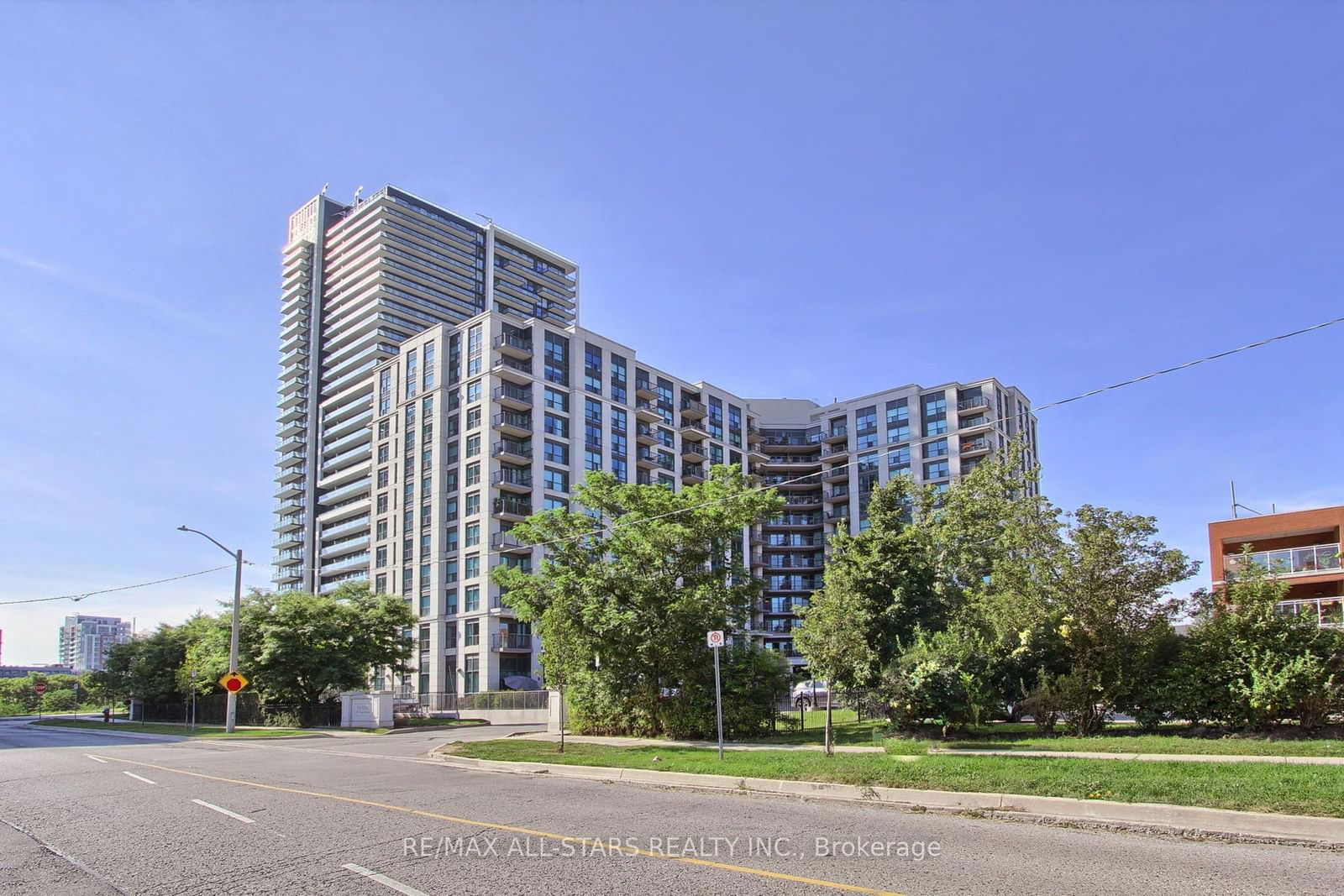 185 Oneida Cres, unit 319 for sale - image #2