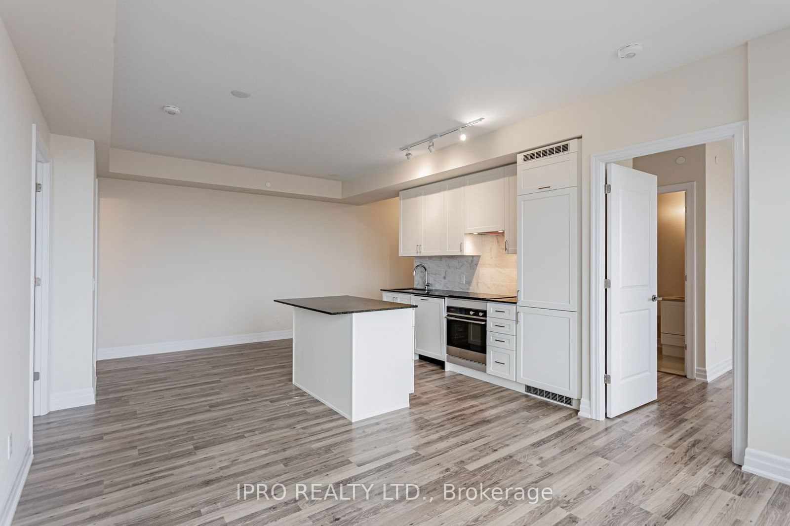 9075 Jane St, unit 809 for rent - image #10