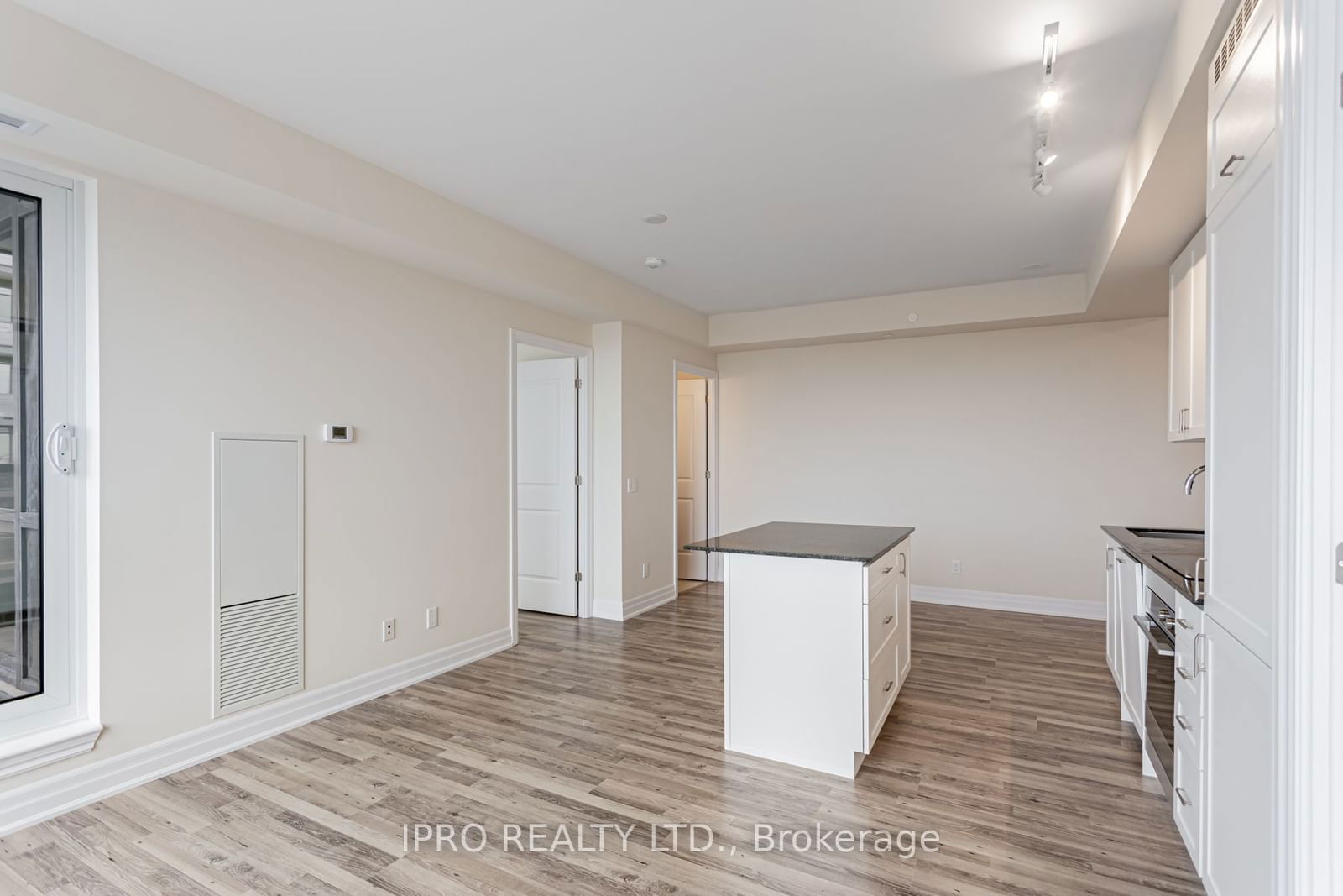 9075 Jane St, unit 809 for rent