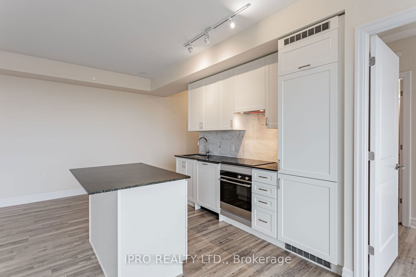 9075 Jane St, unit 809 for rent