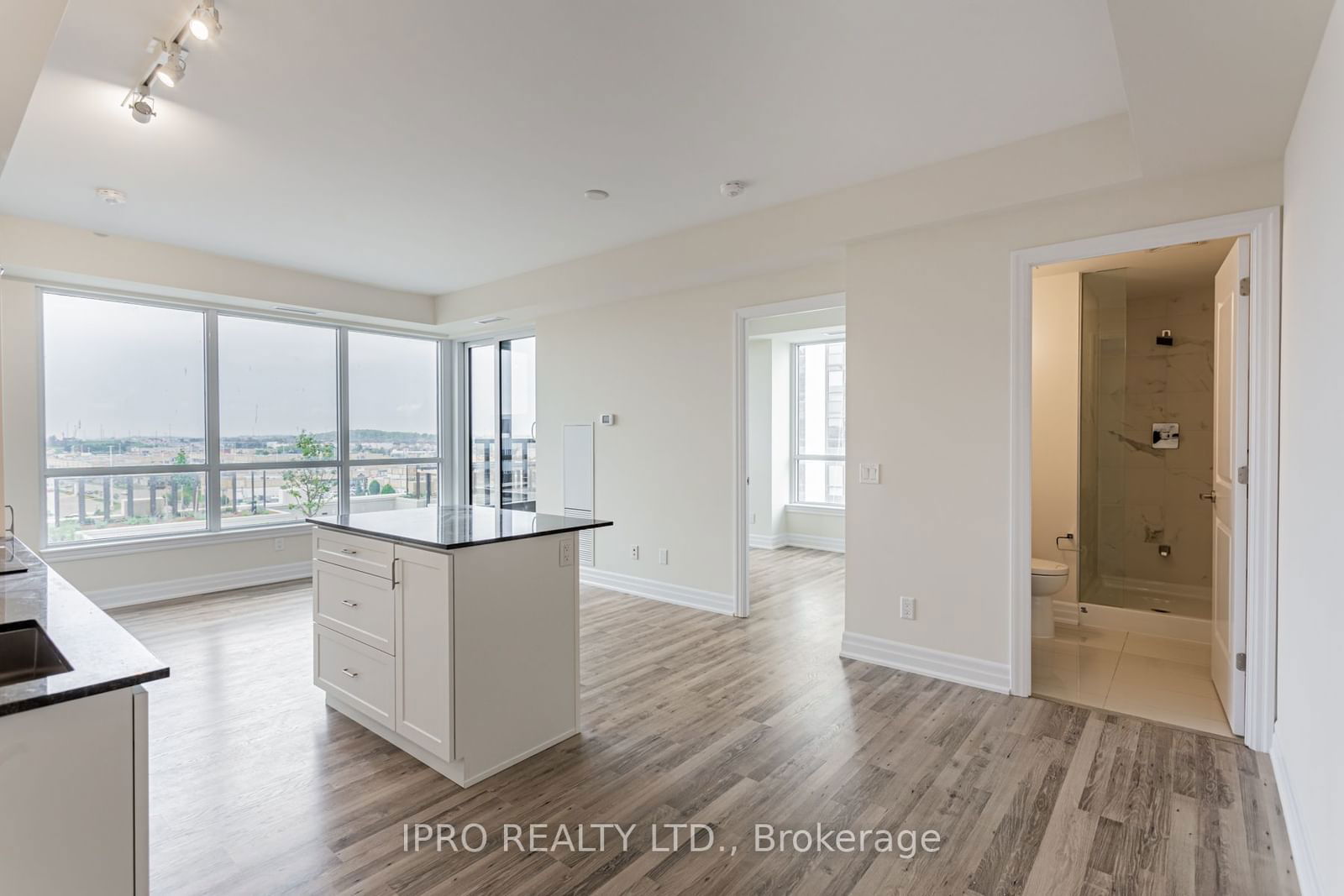 9075 Jane St, unit 809 for rent