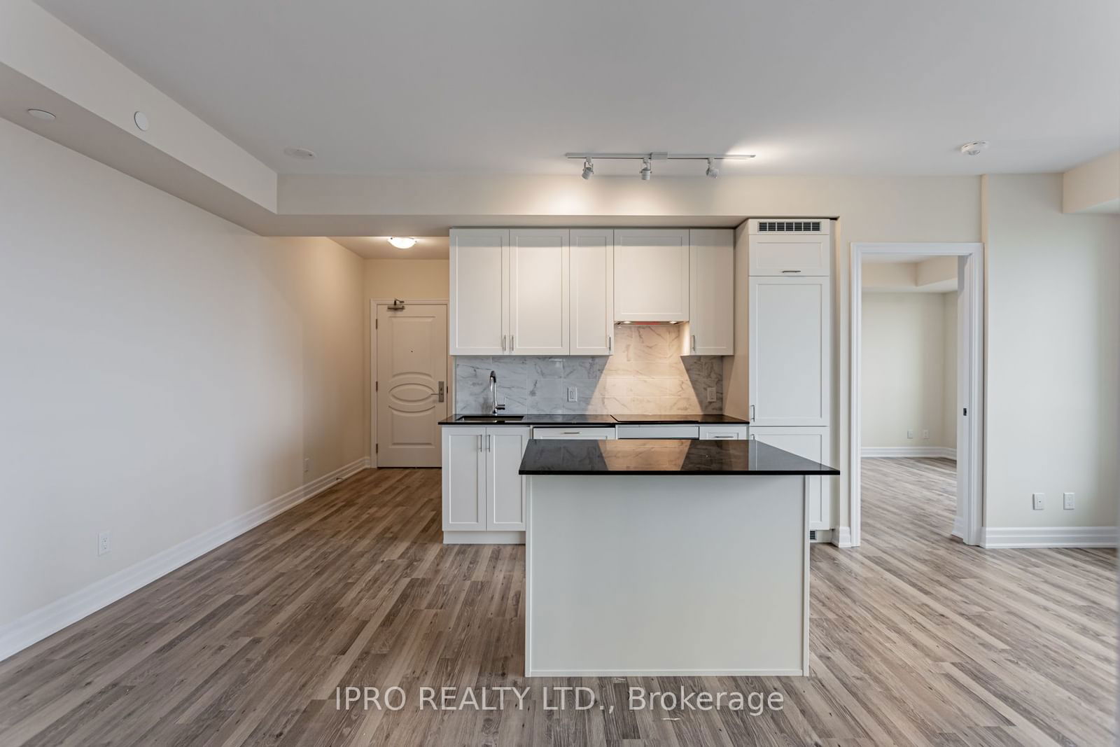 9075 Jane St, unit 809 for rent