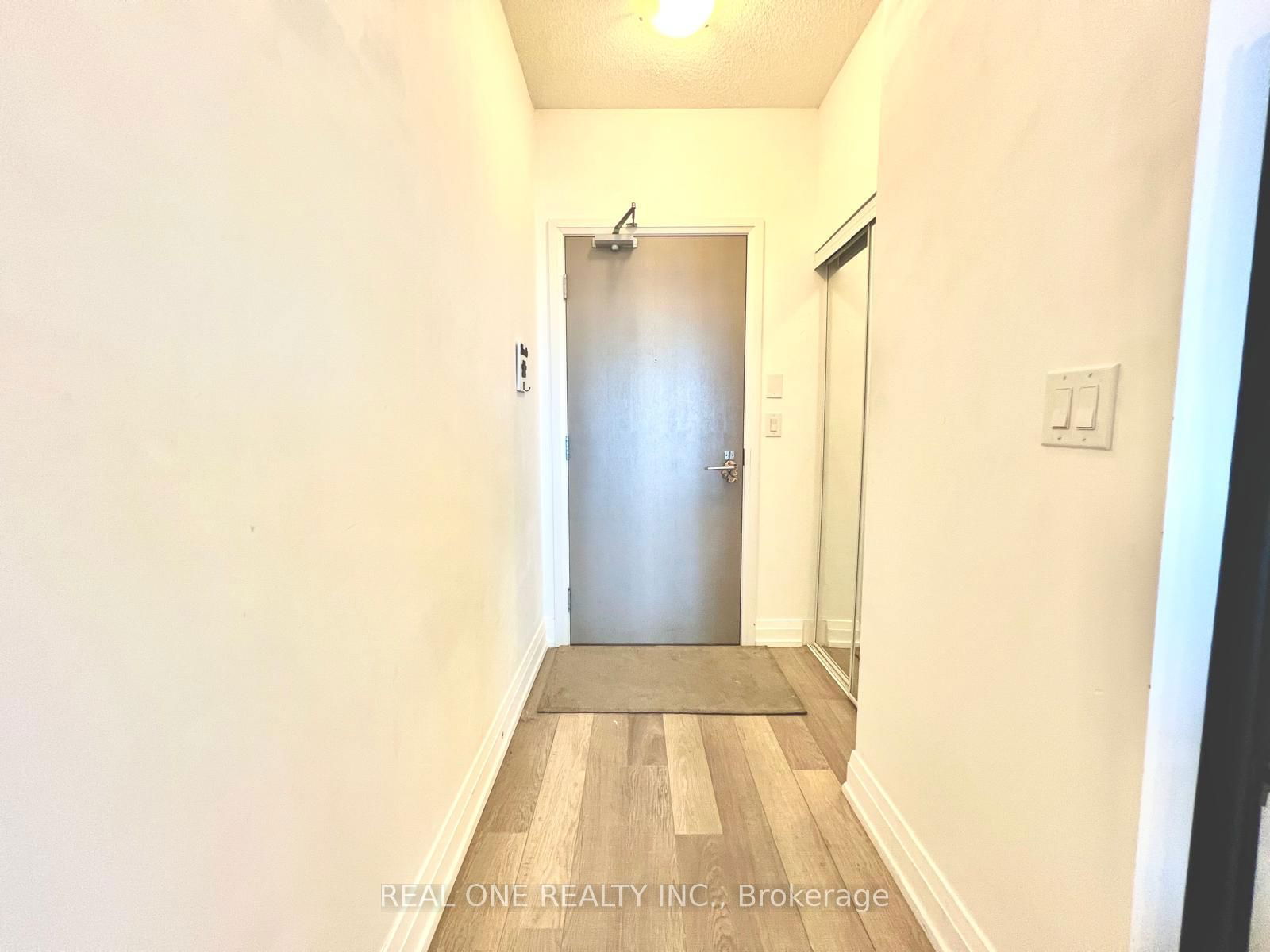 7165 Yonge St, unit 1911 for rent - image #4