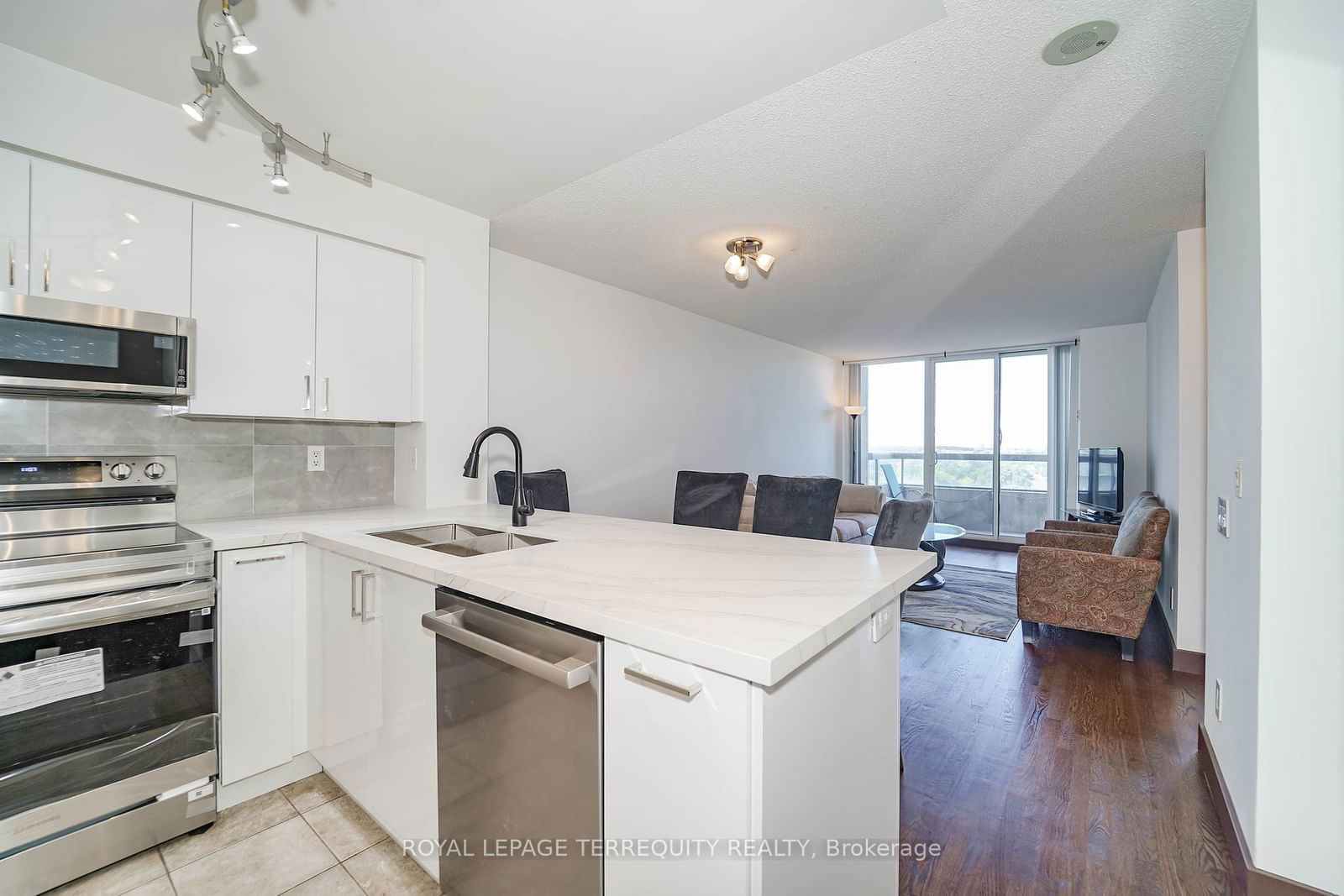 9 Northern Heights Dr, unit 1008 for rent - image #4