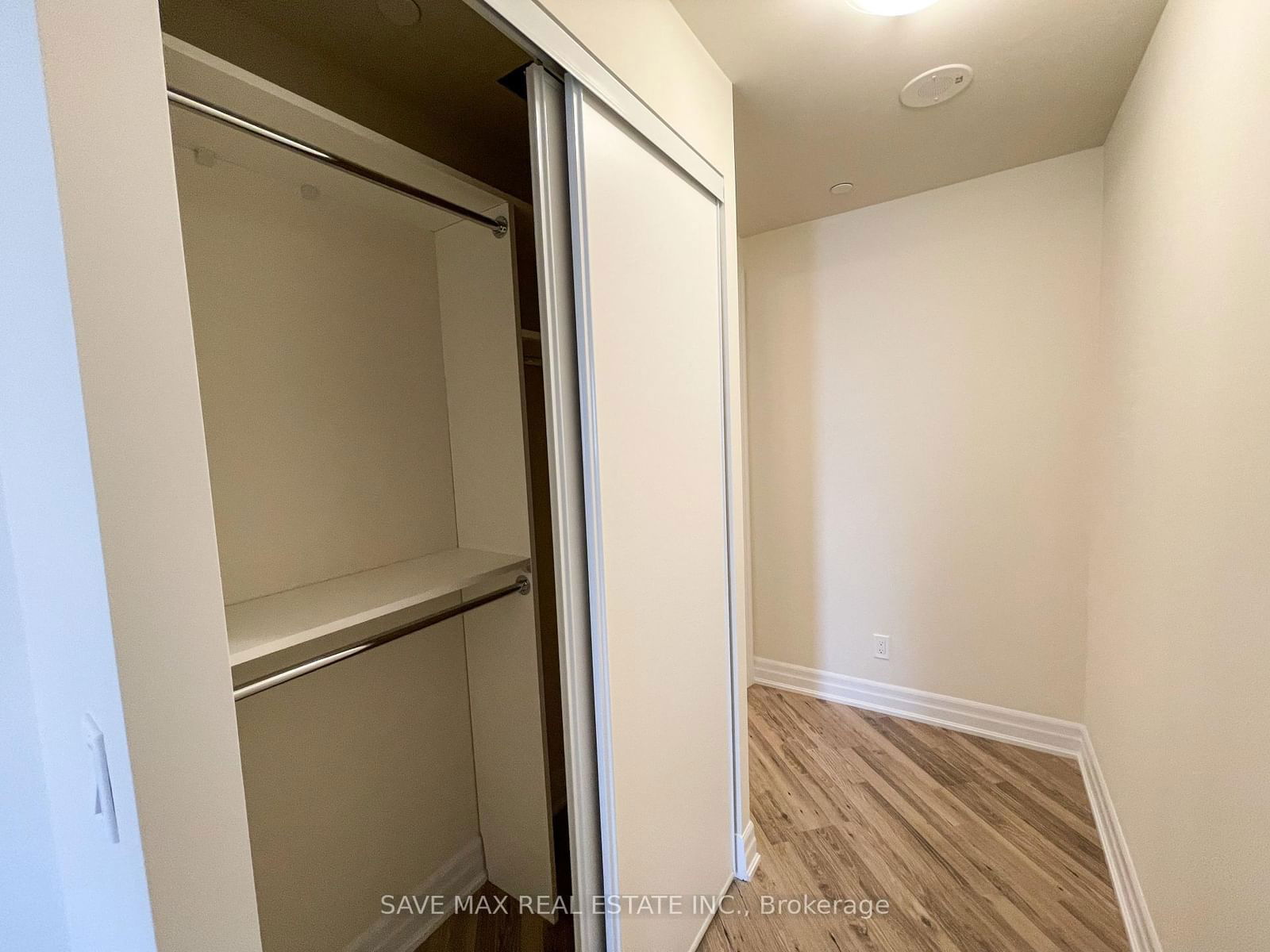 9075 Jane St, unit 418 for rent