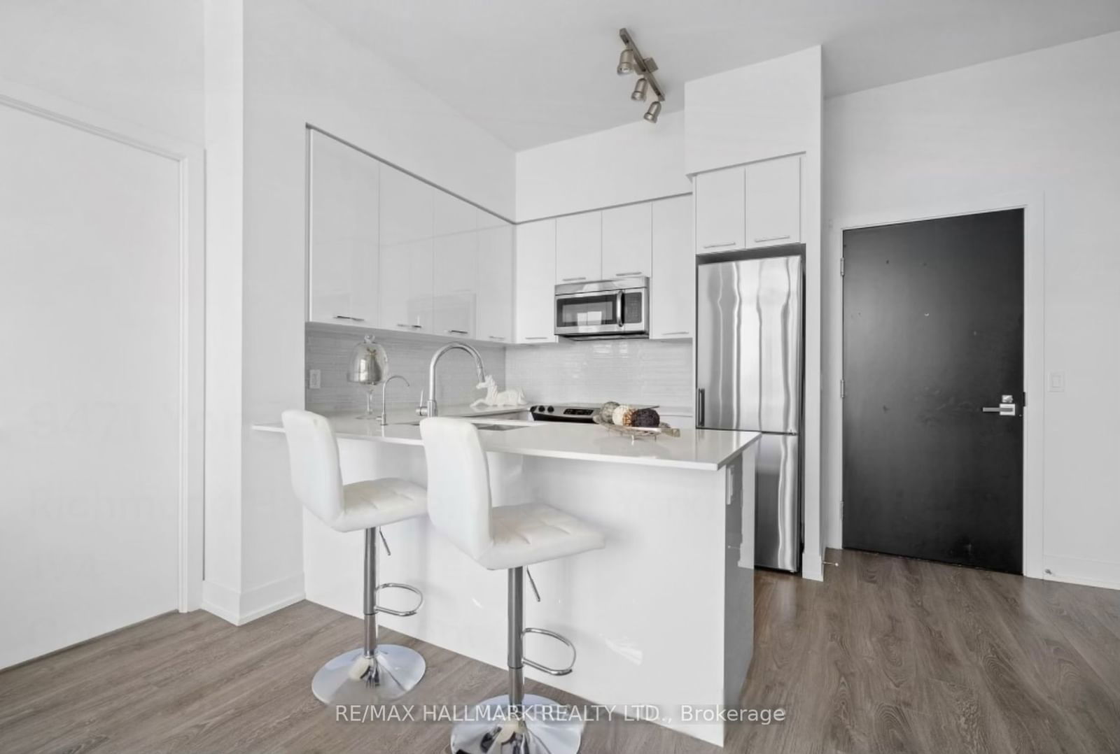 9471 Yonge St, unit 718 for sale - image #3