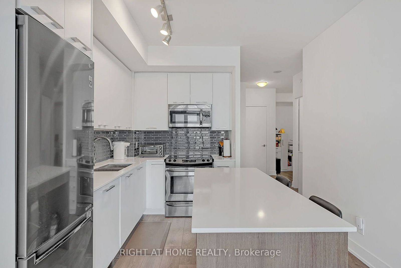 9471 Yonge St, unit 1616 for sale - image #5