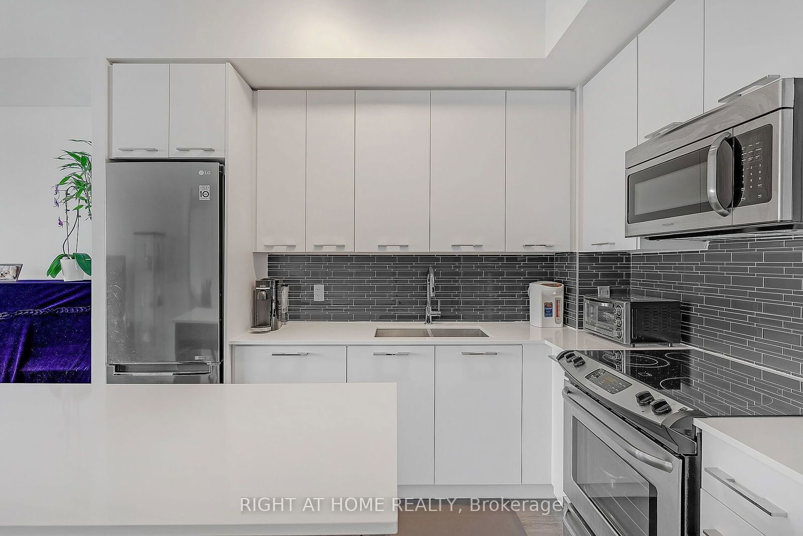 9471 Yonge St, unit 1616 for sale - image #7