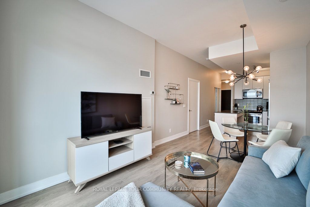 9471 Yonge St, unit 707 for sale