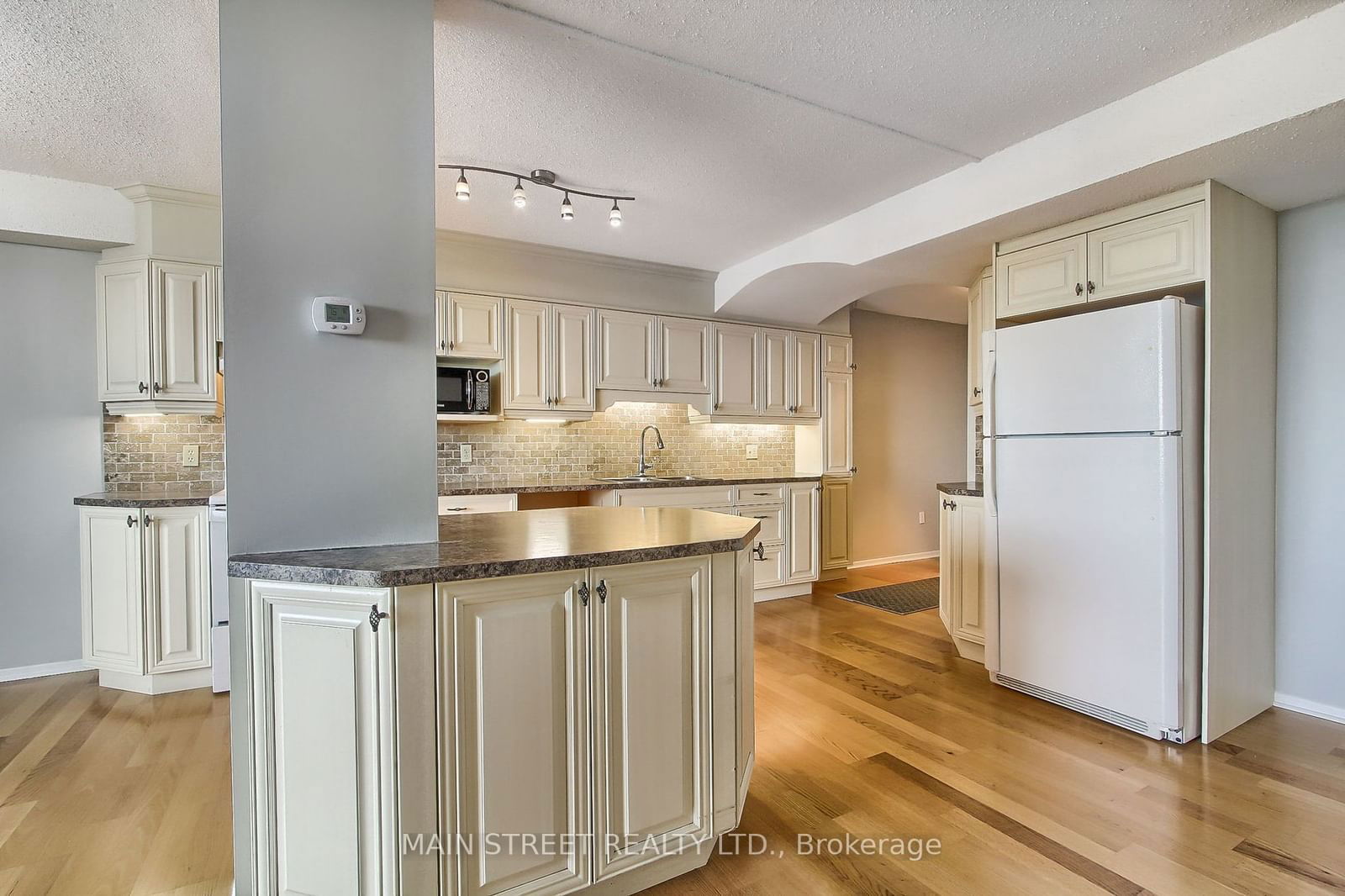 20 William Roe Blvd, unit 1008 for sale - image #8