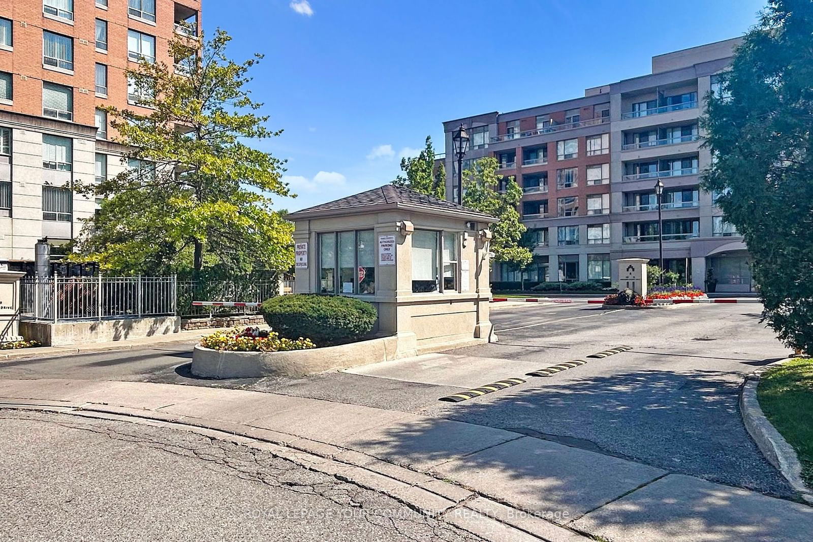 9 Northern Heights Dr, unit 702 for sale - image #2