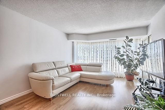 309 Major Mackenzie Dr E, unit 812 for sale - image #4