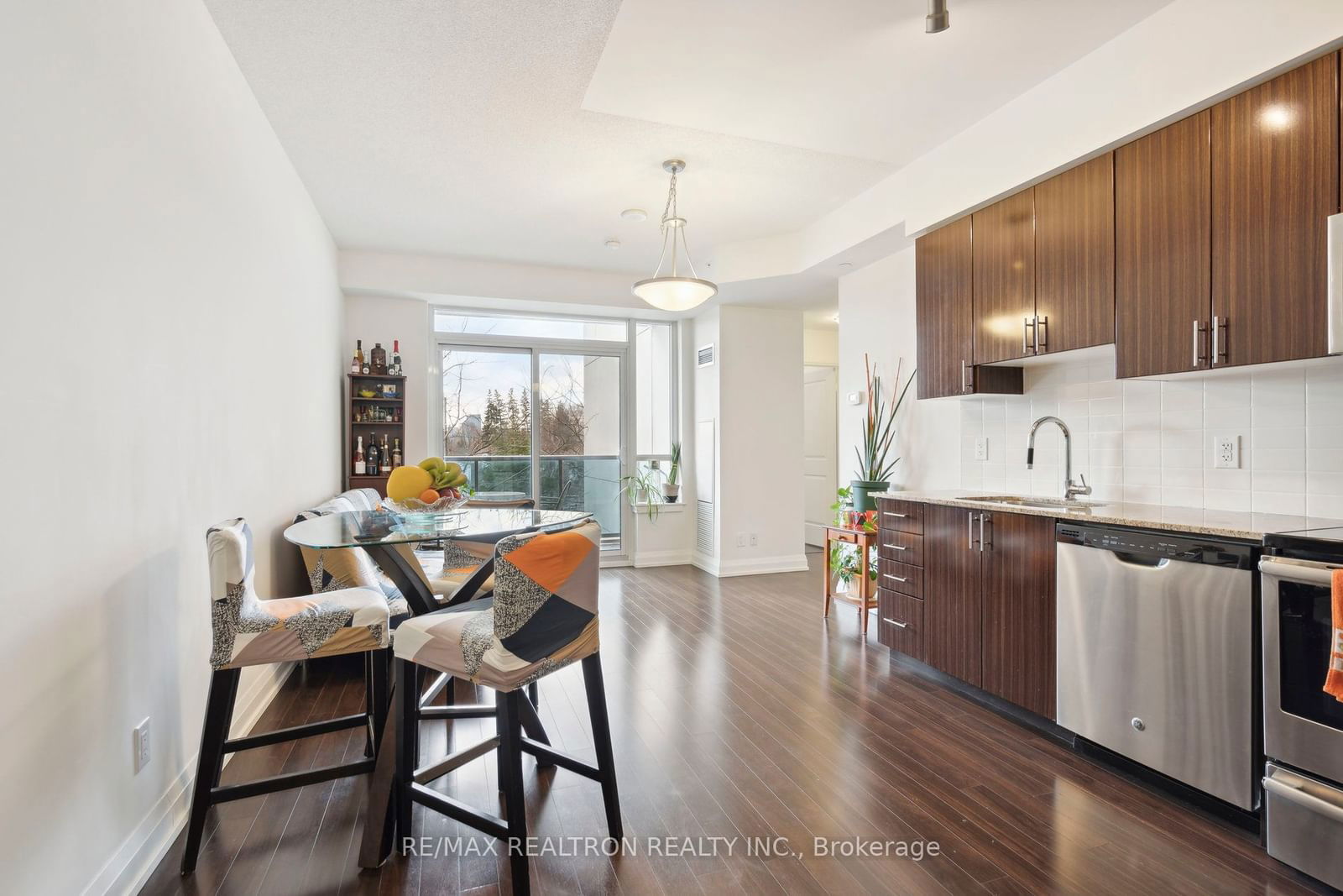 7165 Yonge St, unit 212 for sale