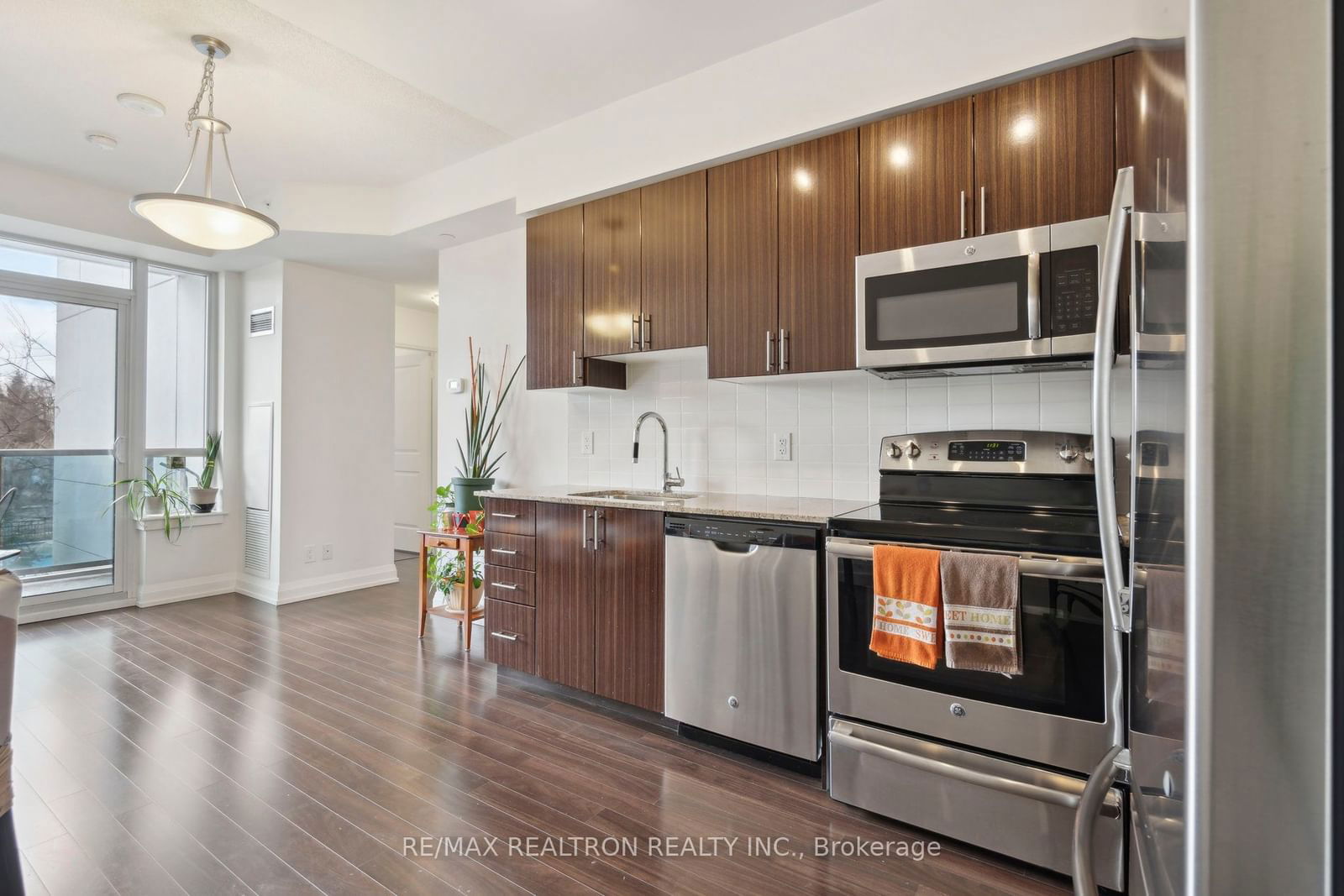 7165 Yonge St, unit 212 for sale