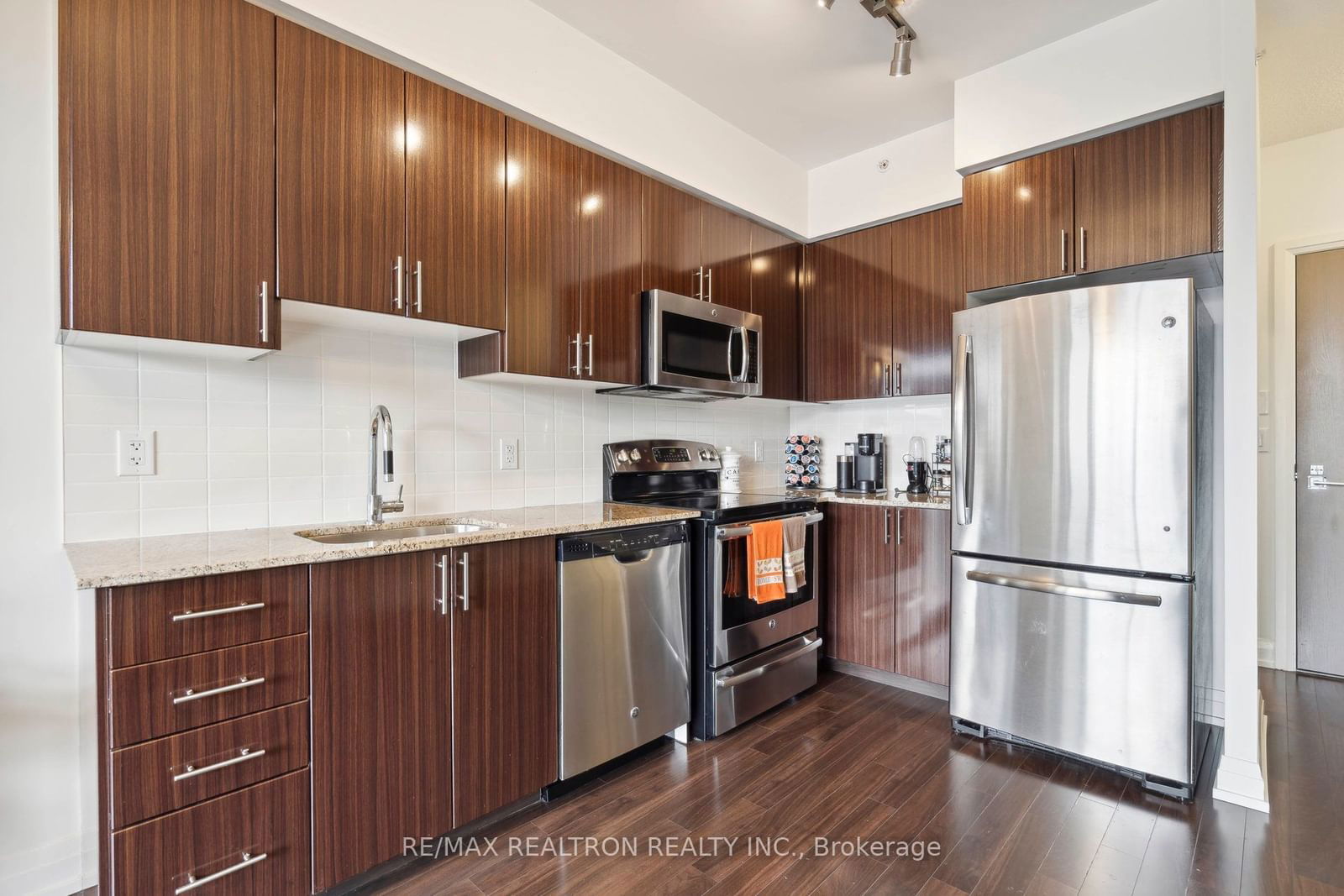 7165 Yonge St, unit 212 for sale