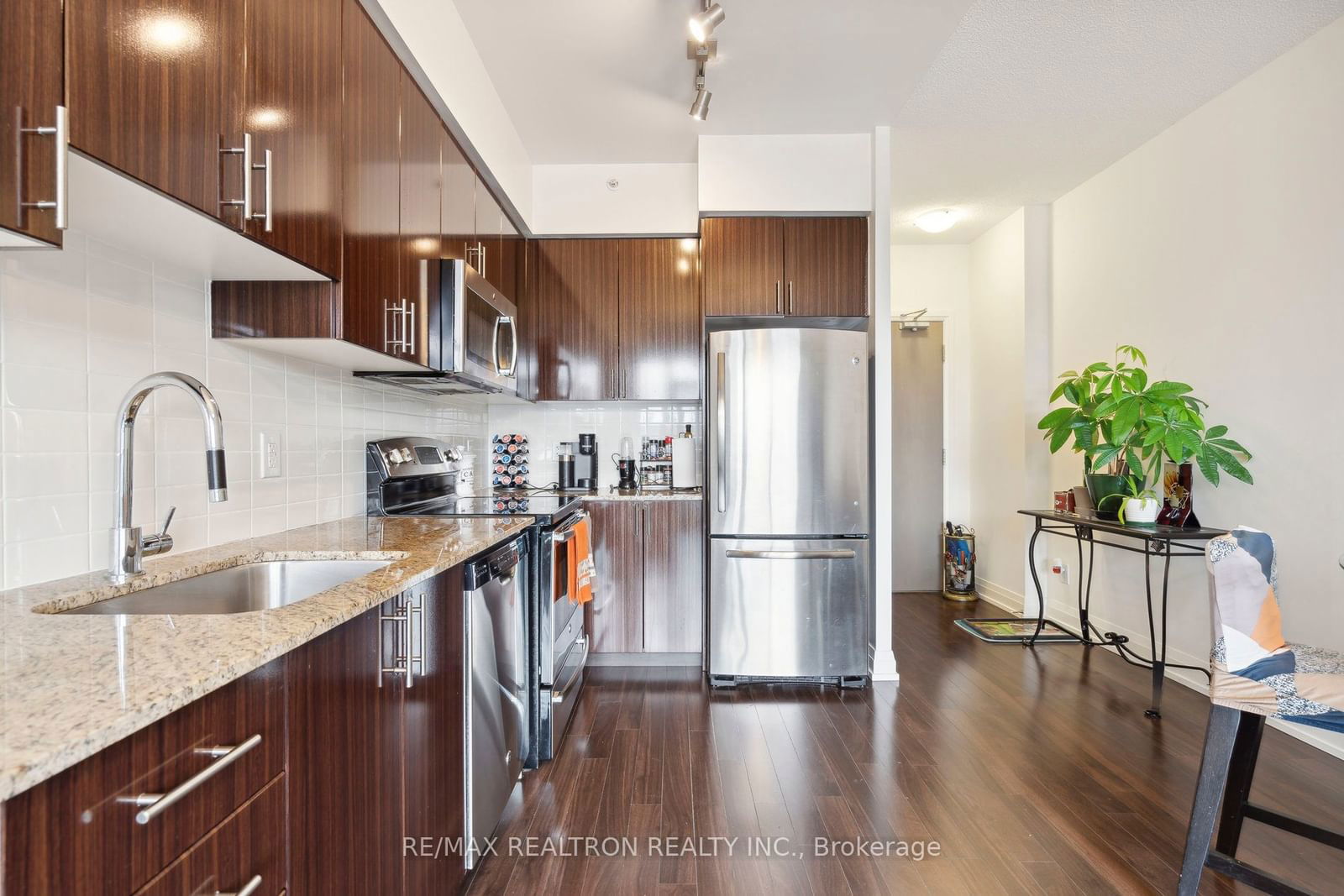 7165 Yonge St, unit 212 for sale